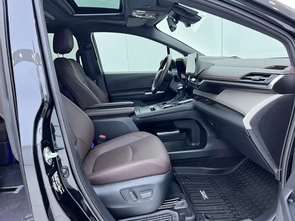 TOYOTA GRANVIA 2024