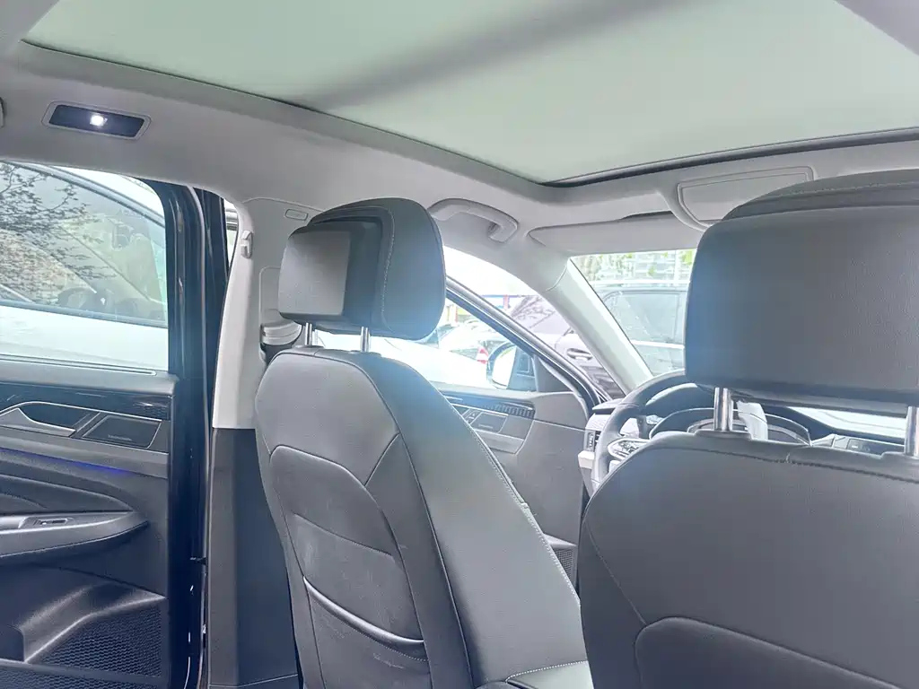 VOLKSWAGEN PASSAT 2023