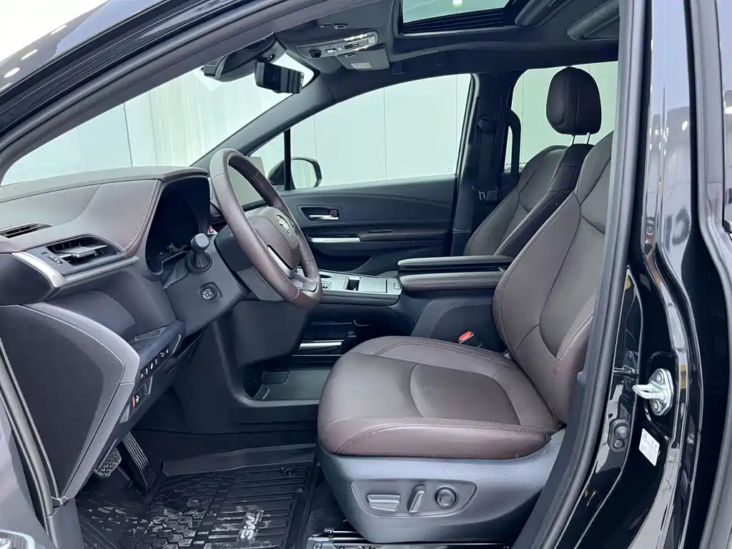 TOYOTA GRANVIA 2024