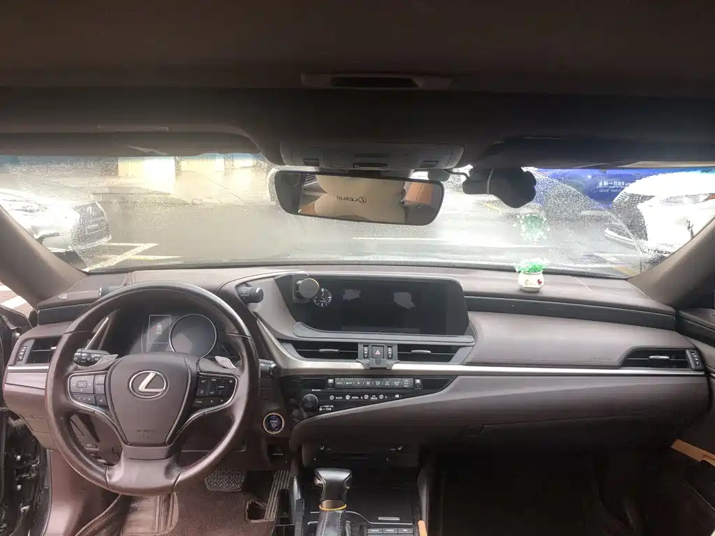 LEXUS ES 2020