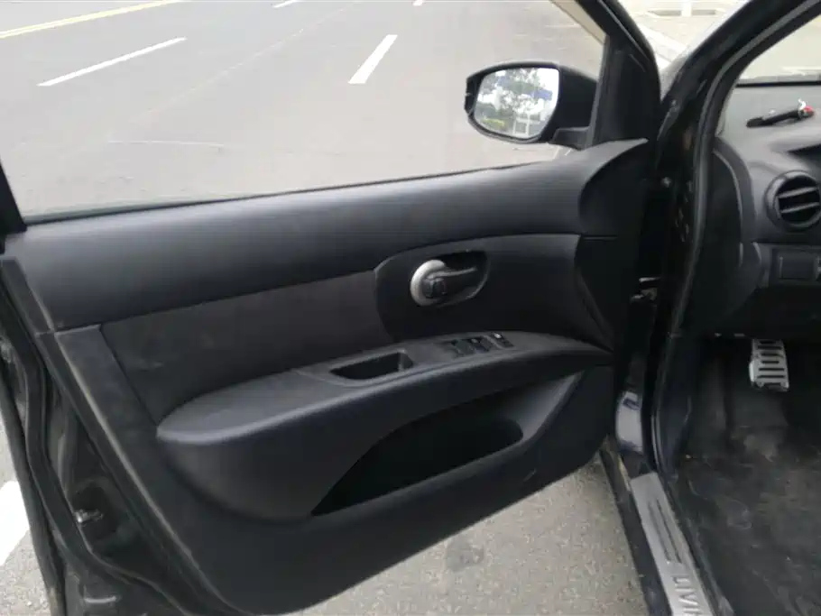 NISSAN LIVINA 2016