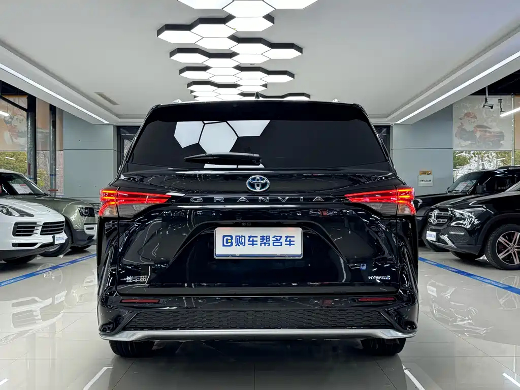 TOYOTA GRANVIA 2023