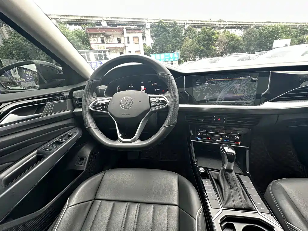 VOLKSWAGEN PASSAT 2023