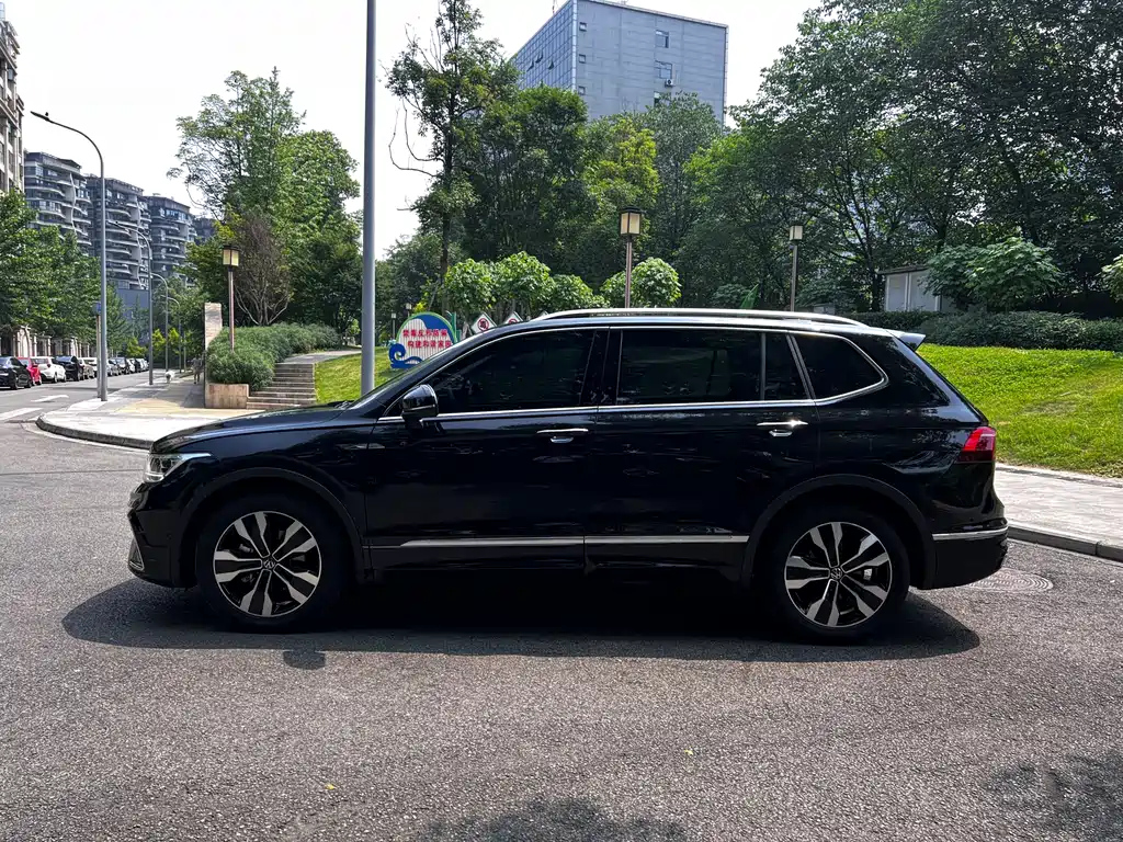 VOLKSWAGEN TIGUAN L 2023
