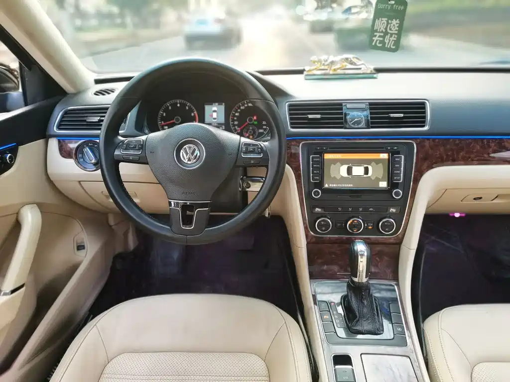 VOLKSWAGEN PASSAT 2012