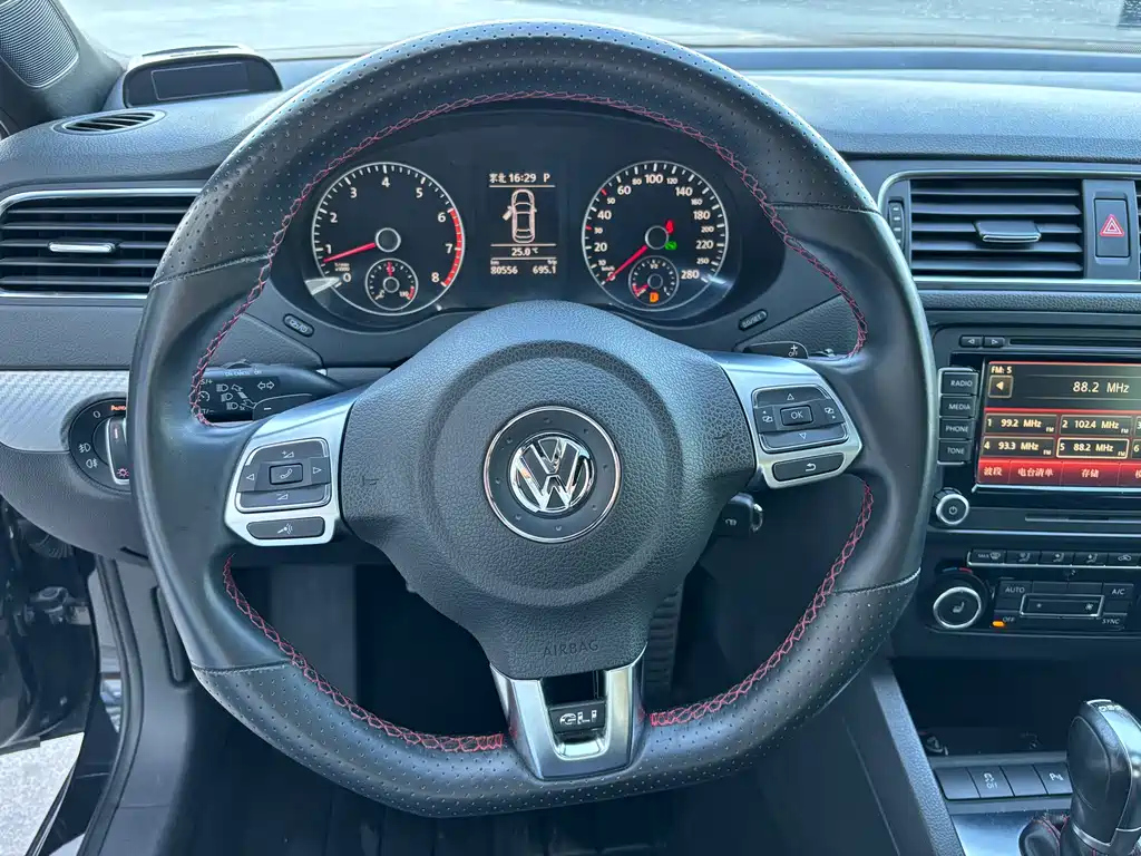 VOLKSWAGEN SAGITAR 2013