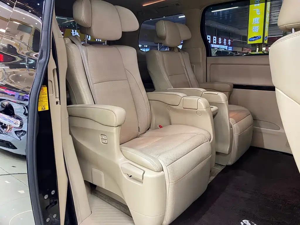 TOYOTA ALPHARD 2013