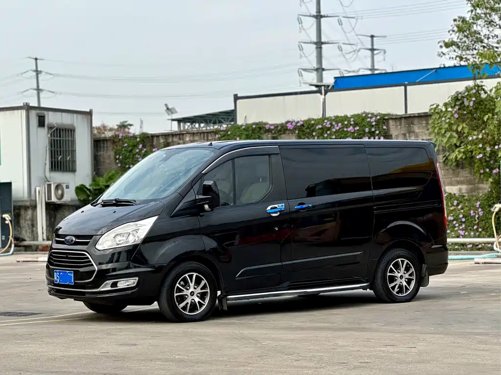 FORD TOUREO 2018