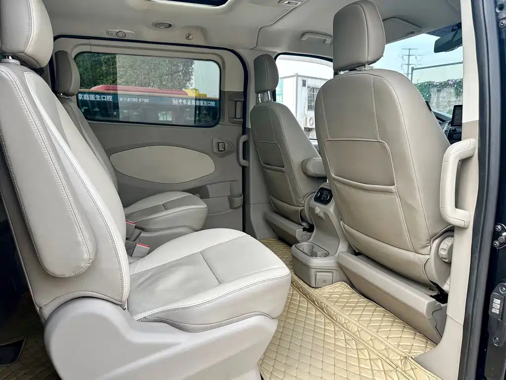 FORD TOUREO 2018