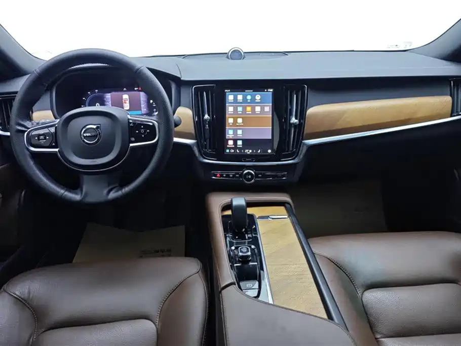 VOLVO S90 2023