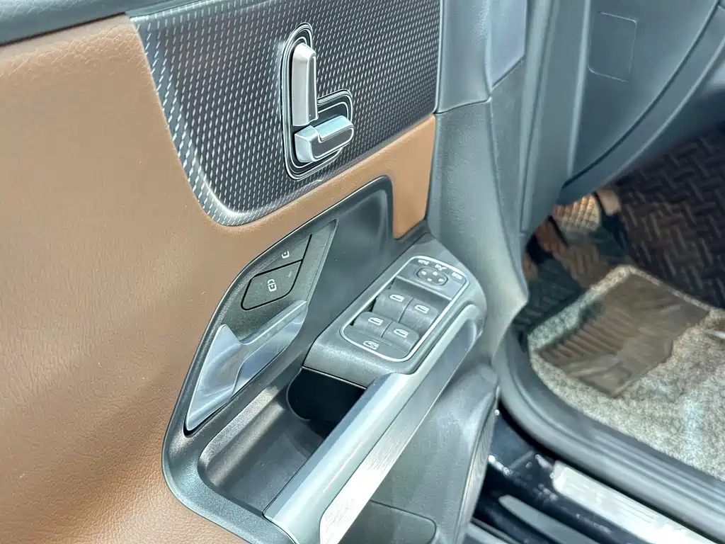 MERCEDES BENZ GLB 2023