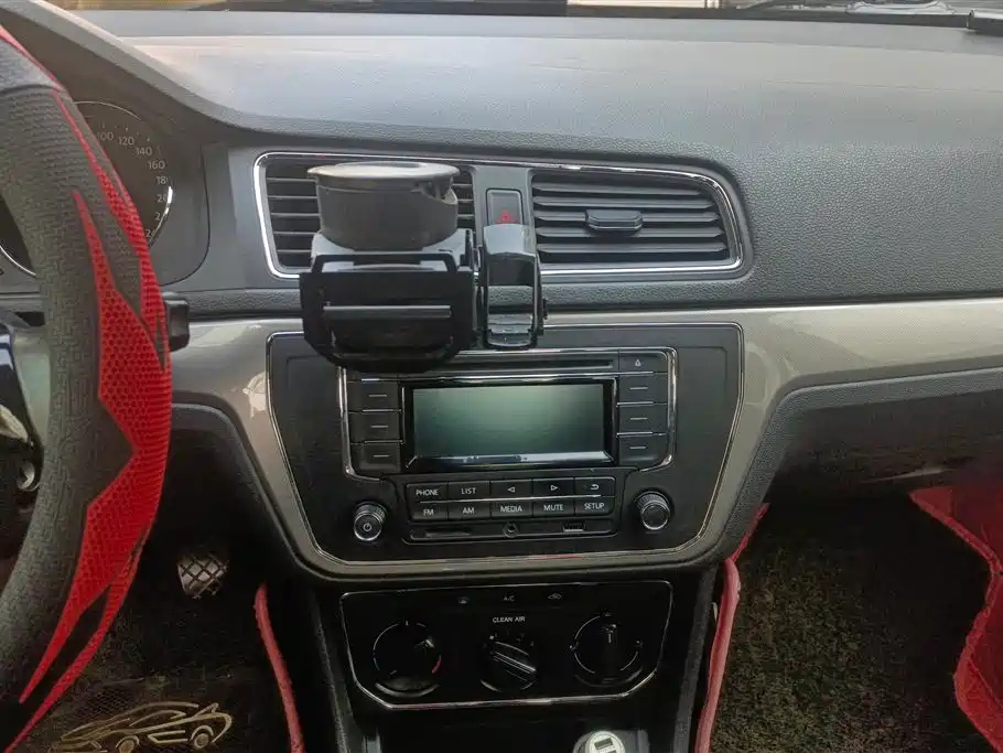 VOLKSWAGEN LAVIDA 2015