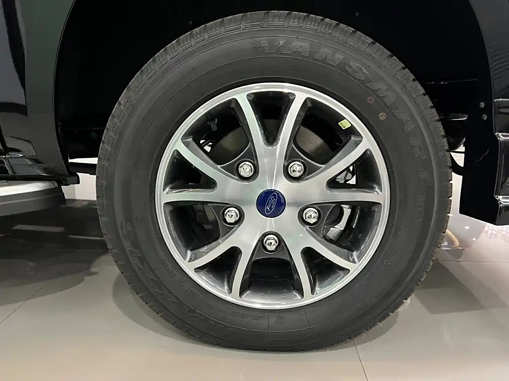 FORD TOUREO 2024