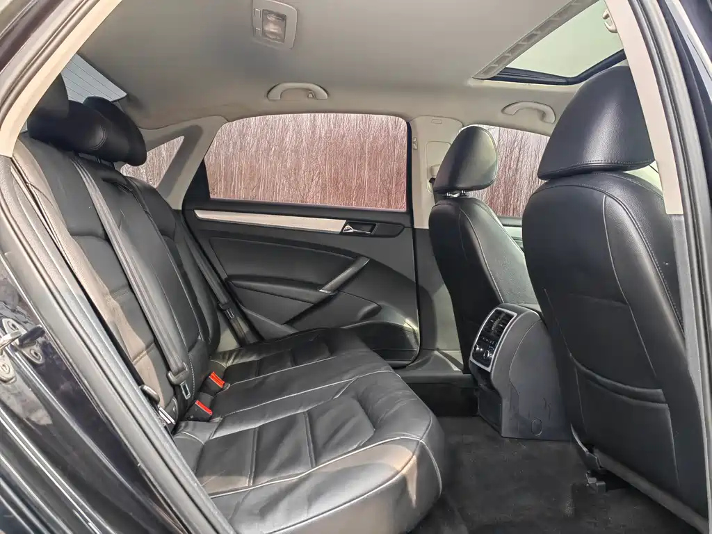 VOLKSWAGEN PASSAT 2016