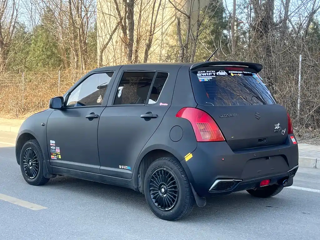 SUZUKI SWIFT 2015