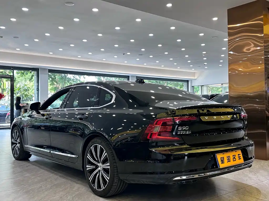 VOLVO S90 2023