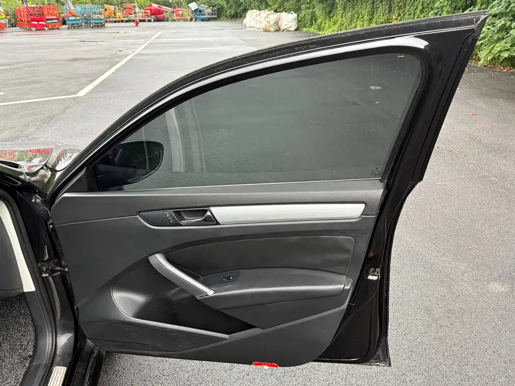 VOLKSWAGEN PASSAT 2013