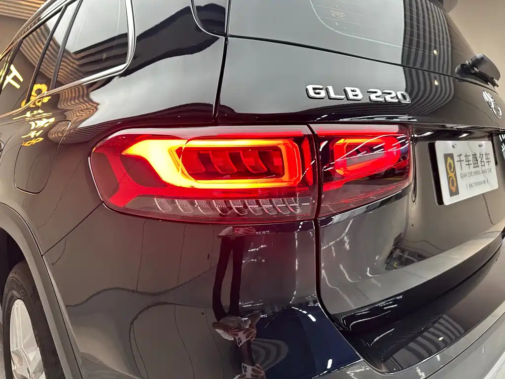 MERCEDES BENZ GLB 2023