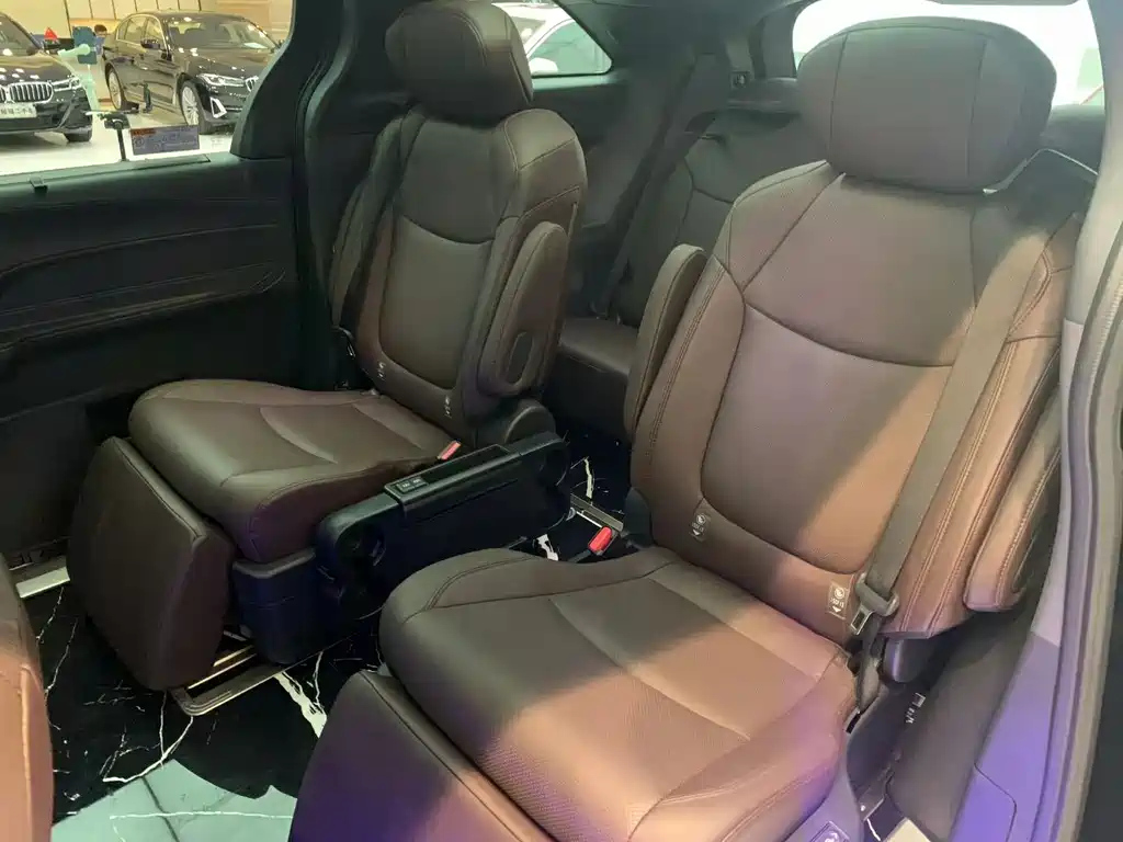 TOYOTA GRANVIA 2023