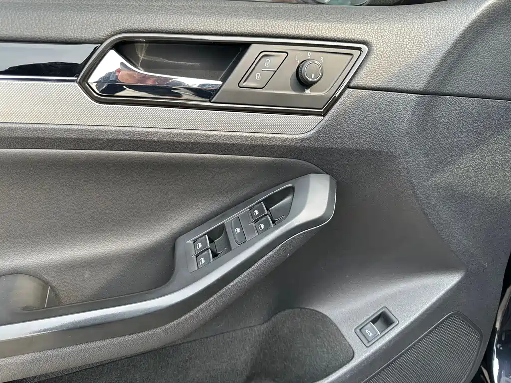VOLKSWAGEN SAGITAR 2018