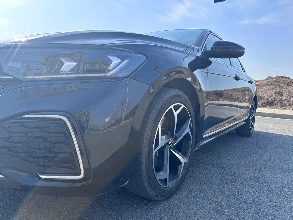VOLKSWAGEN PASSAT 2024