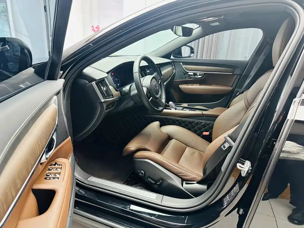 VOLVO S90 2023