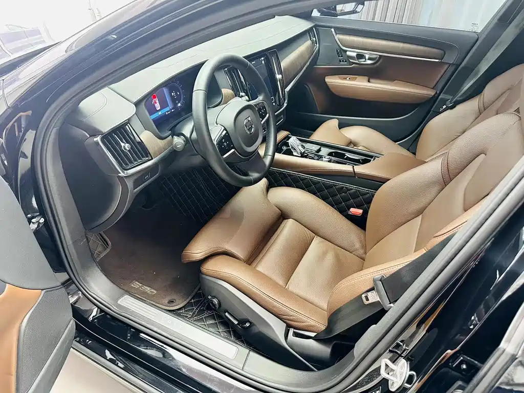 VOLVO S90 2023