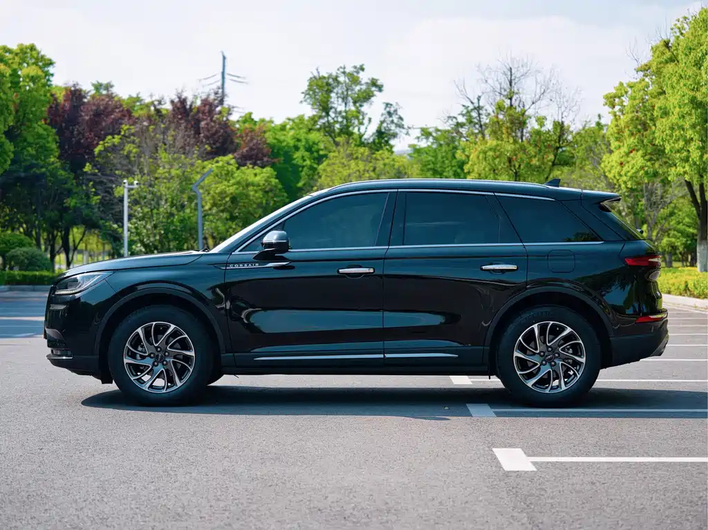 LINCOLN ADVENTURER 2020