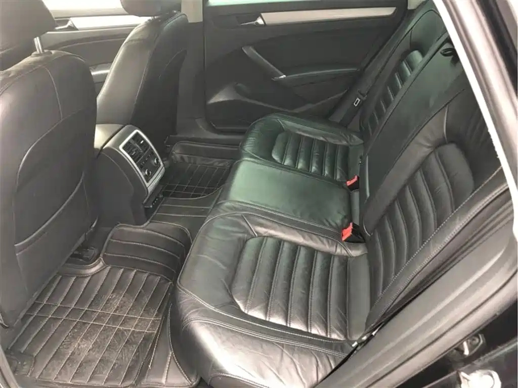 VOLKSWAGEN PASSAT 2012