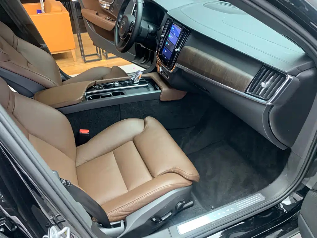 VOLVO S90 2023