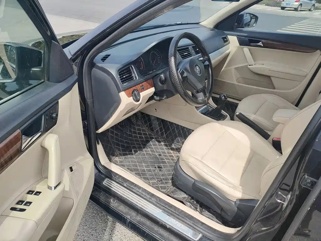 VOLKSWAGEN LAVIDA 2013