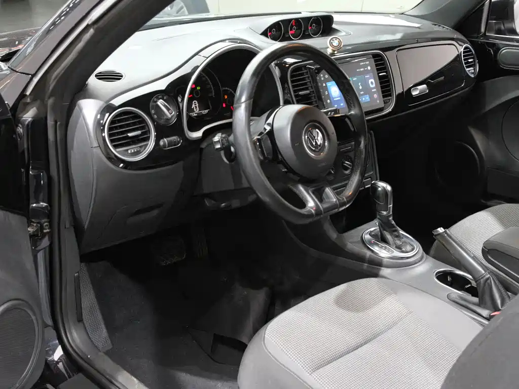 VOLKSWAGEN BEETLE 2014