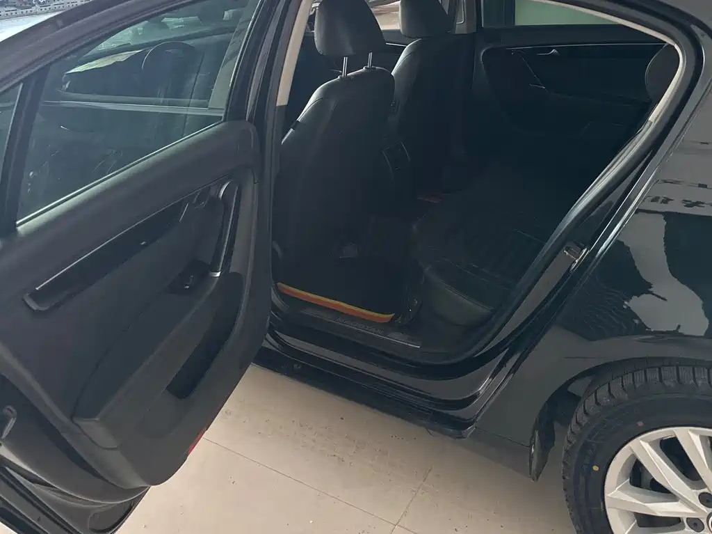 VOLKSWAGEN MAGOTAN 2013
