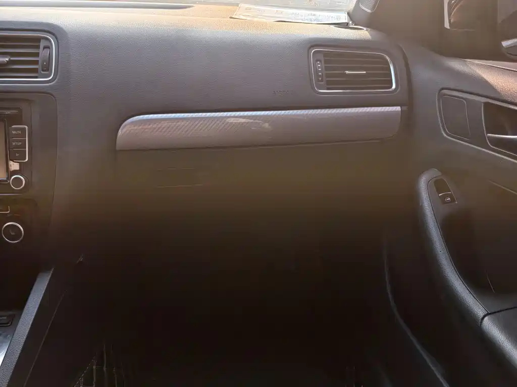 VOLKSWAGEN SAGITAR 2014