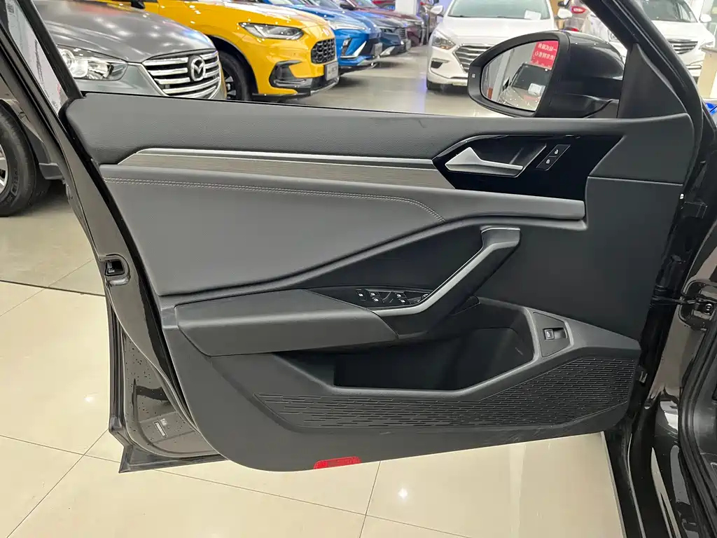 VOLKSWAGEN SAGITAR 2022