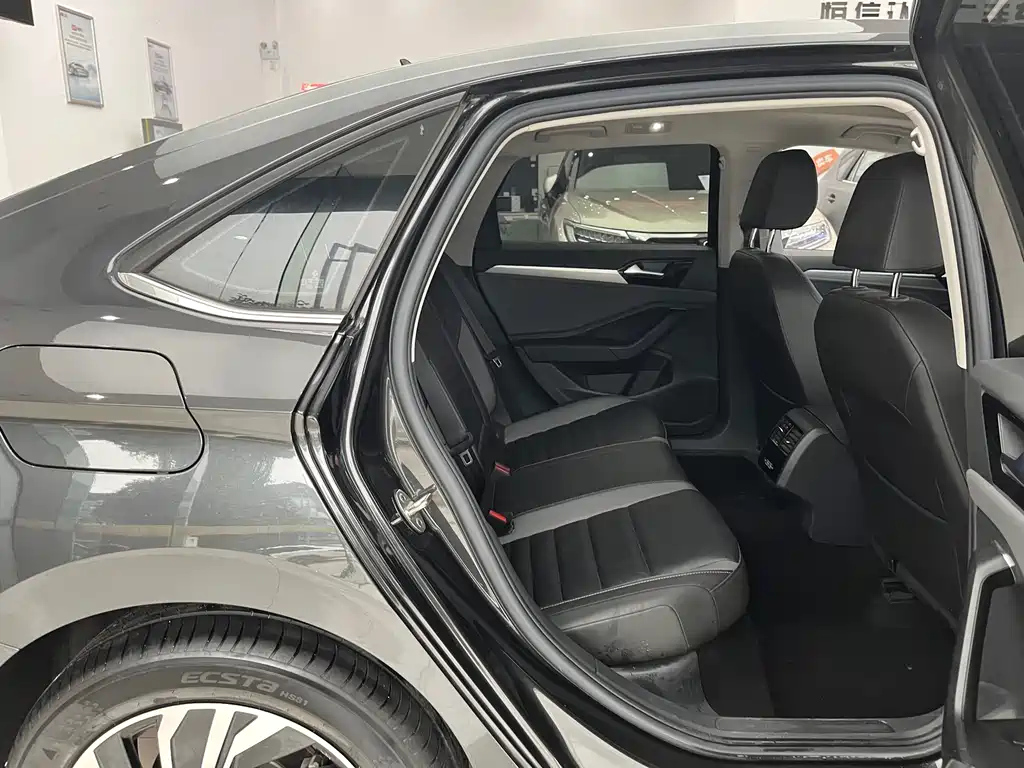 VOLKSWAGEN SAGITAR 2022