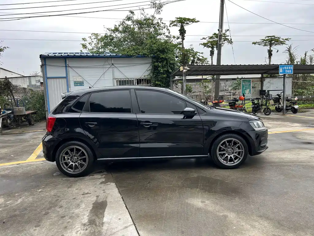 VOLKSWAGEN POLO 2015