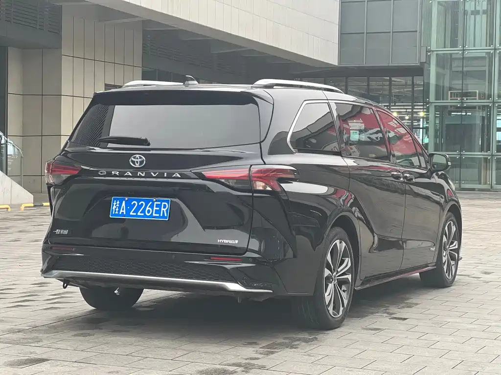 TOYOTA GRANVIA 2023