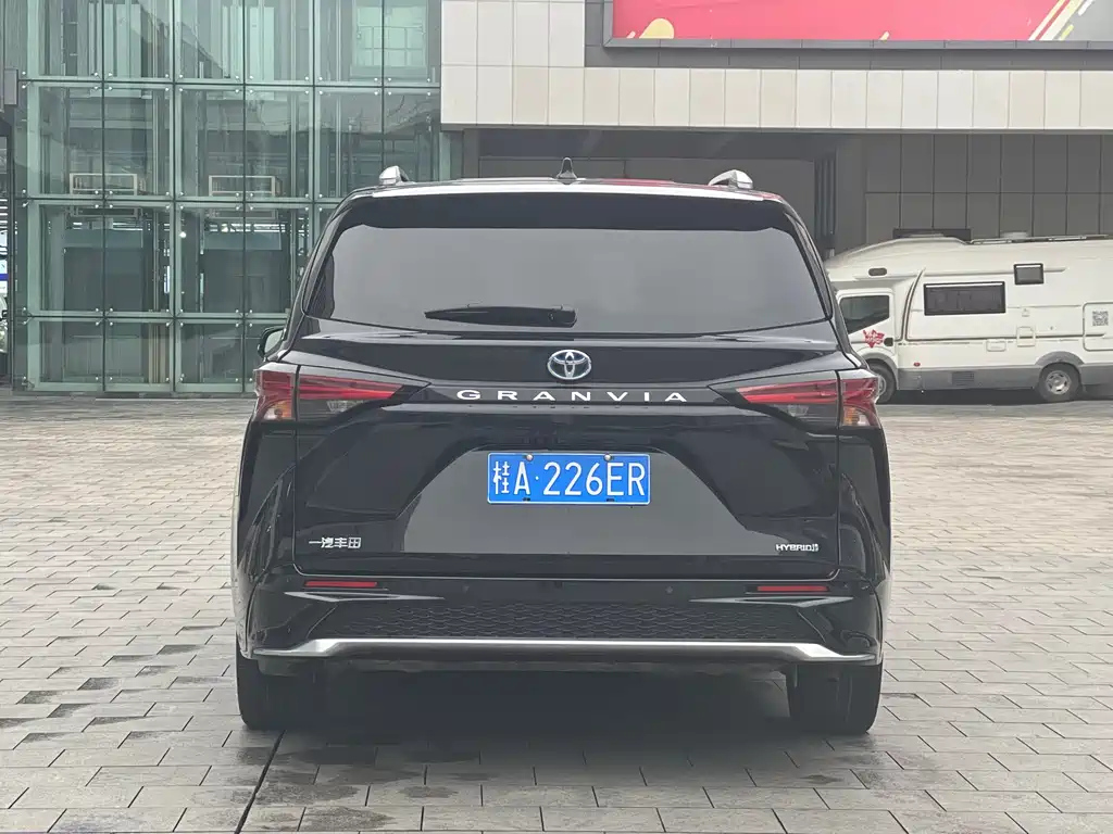 TOYOTA GRANVIA 2023