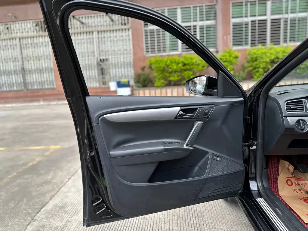 VOLKSWAGEN LAVIDA 2014