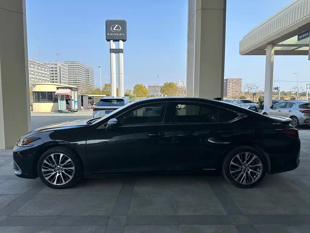LEXUS ES 2020