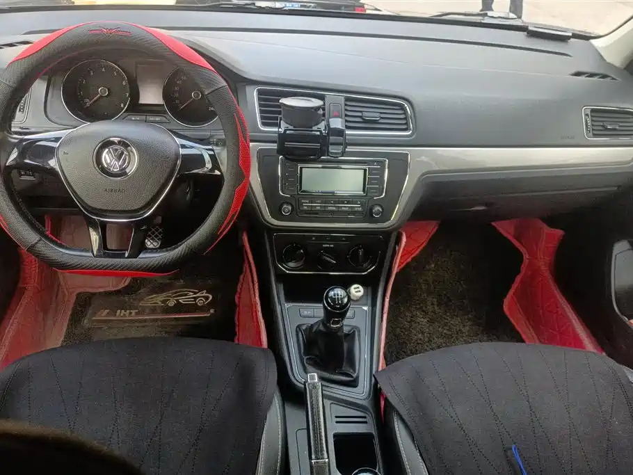 VOLKSWAGEN LAVIDA 2015