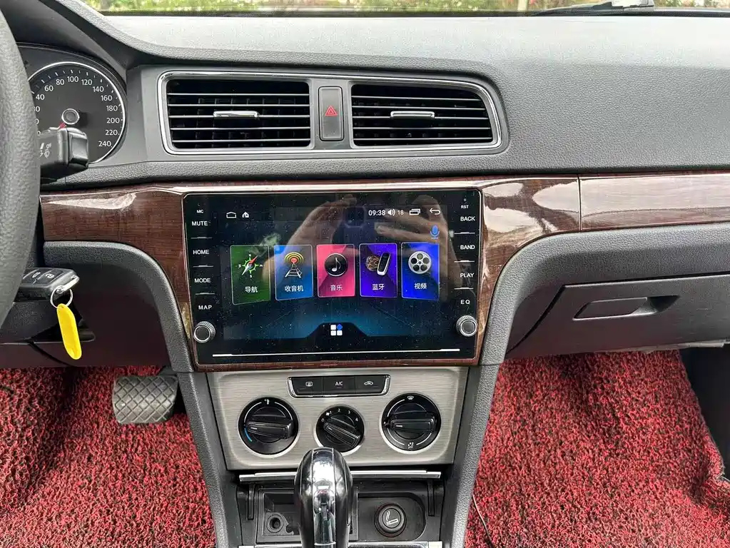 VOLKSWAGEN LAVIDA 2015