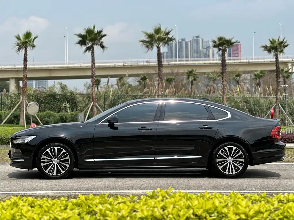VOLVO S90 2023