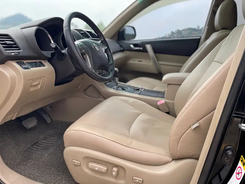 TOYOTA HIGHLANDER 2010