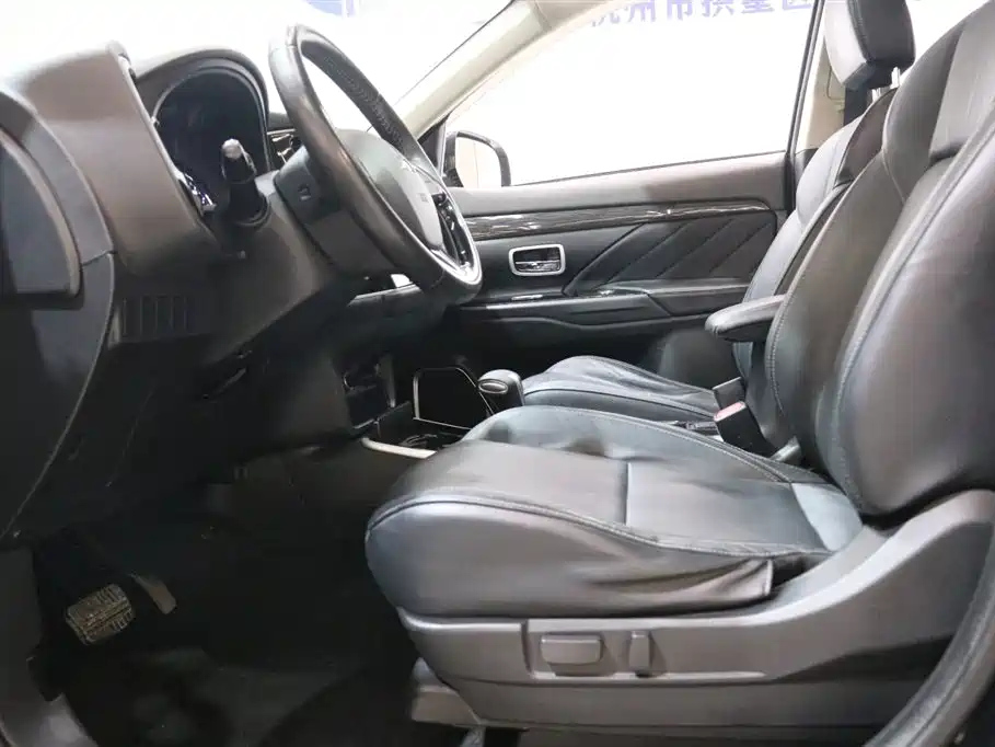 MITSUBISHI OUTLANDER 2019