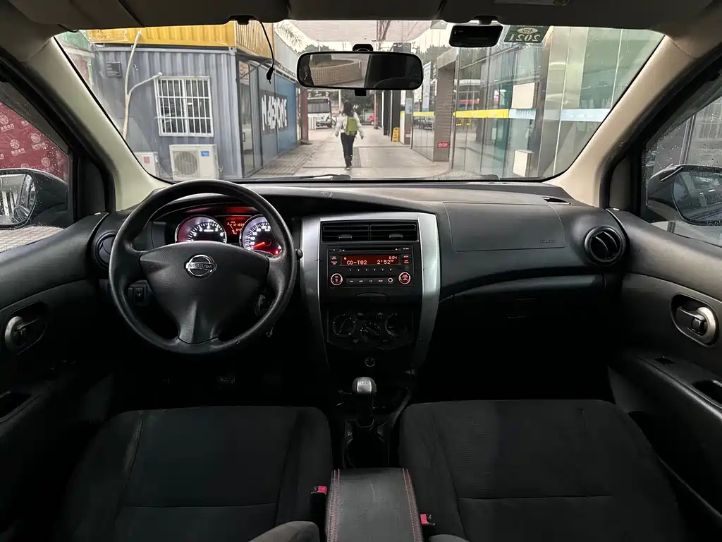 NISSAN LIVINA 2015