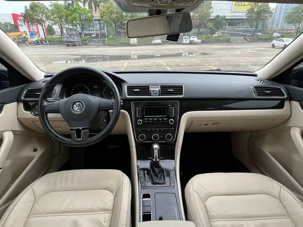 VOLKSWAGEN PASSAT 2012