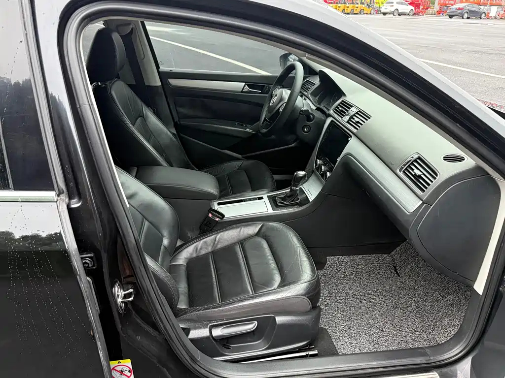VOLKSWAGEN PASSAT 2013