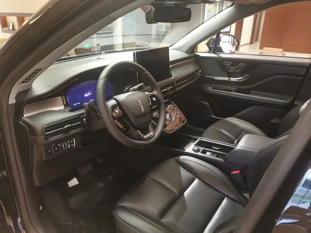 LINCOLN ADVENTURER 2021